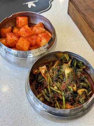 Kkakdugi radish kimchi and seasoned greens, served alongside the gomtang