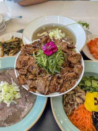 대가불고기와 비빔밥을 함께 차린 한 상