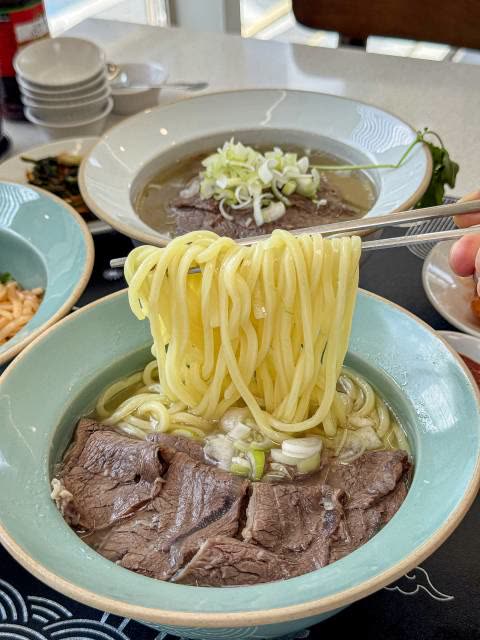 한우곰탕 온면의 면을 젓가락으로 들어 올린 모습